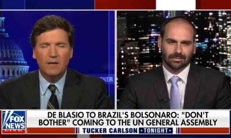 Tucker Carlson e Eduardo Bolsonaro durante entrevista do parlamentar  Fox News