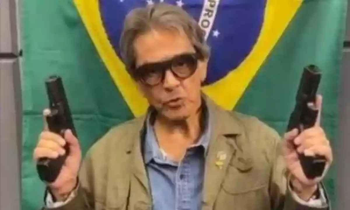Jefferson se contradiz e afirma que agentes da PF estavam desarmados -  Politica - Estado de Minas
