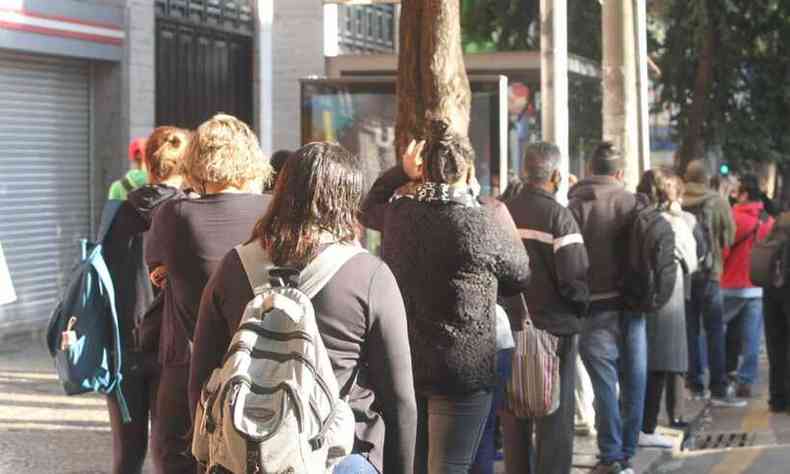 Pessoas agasalhadas em BH(foto: Jair Amaral/EM/D.A Press)