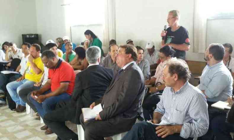 Mesa de negociaes com representantes do governo e da Samarco ouve moradores(foto: Jair Amaral/EM/D.A Press)