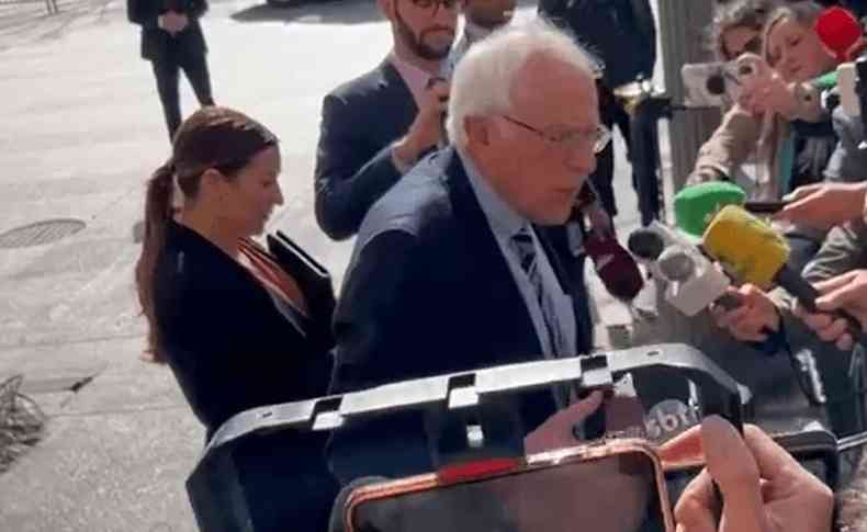 Bernie Sanders diante de microfones 