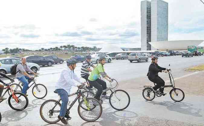 Deputados da Frente Parlamentar pelas Ciclovias garantiram visibilidade ao participarem de passeio ciclstico pela Esplanada dos Ministrios(foto: Antnio Cruz/ABR)