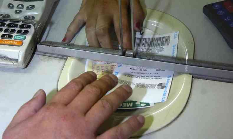 Apostador registra sorteio na lotrica