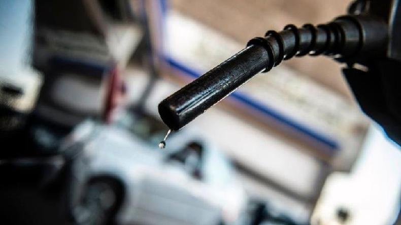 Bico de abastecimento de combust�vel vertendo uma gota