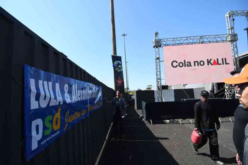 Imagem do local do evento Lula-Kalil com faixas e cartazes