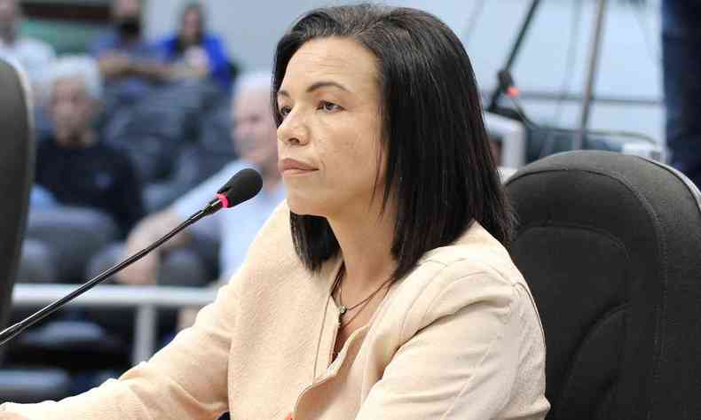  vice-prefeita Janete Aparecida fala ao microfone durante sesso da CPI