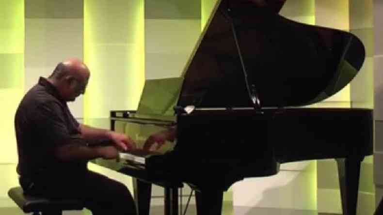 Tony Cicoria comps a melodia 'The Lightning Sonata' ('A Sonata do Raio', em traduo livre)(foto: Arquivo pessoal)
