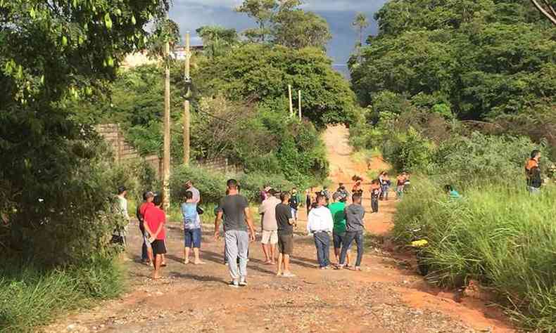 Moradores na rea da represa circulavam pelo local nesta manh(foto: Edsio Ferreira/EM/DA Press)