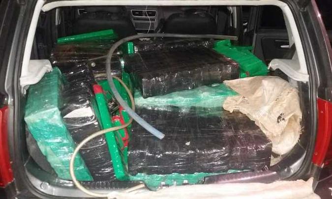 Droga ocupava todo o bagageiro e bancos foram rebatidos para receber o material(foto: PRF/Divulgação) Droga ocupava todo o bagageiro e bancos foram rebatidos para receber o material(foto: PRF/Divulgação)