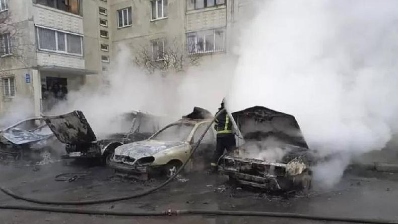 Russos e ucranianos disputam controle de Kharkiv(foto: EPA) Carros incendiados em meio ao conflito