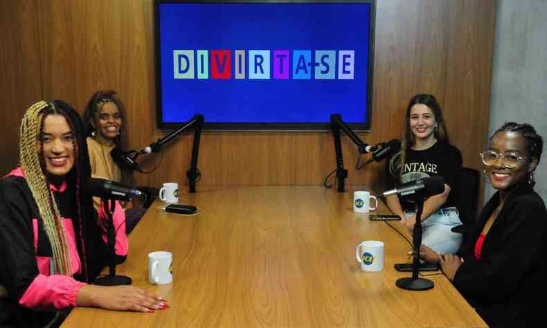 foto do estdio do podcast Divirta-se mostra Layla Braz e Lua Zanella  esquerda e as apresentadoras Ana Raquel Lelles e Mannu Gomes  direita