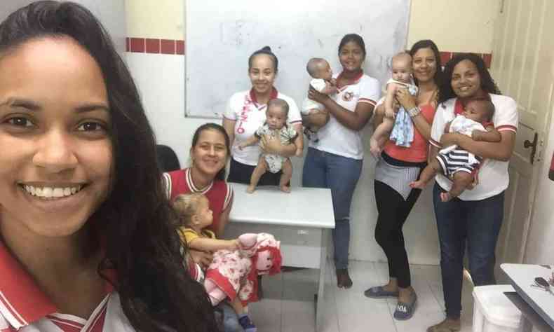 selfie com seis mulheres, sendo 5 delas segurando bebs em colgio de sergipe
