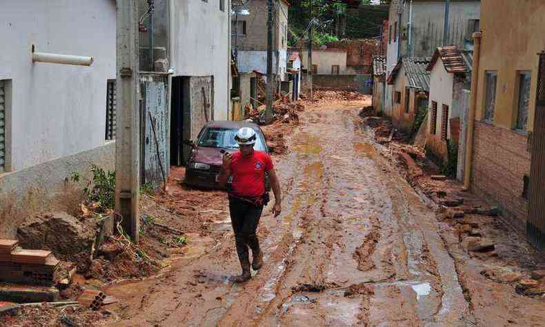 Seis pessoas morreram em decorrncia das fortes chuvas que atingiram Santa Maria de Itabira(foto: Ramon Lisboa/EM/D.A Press. Brasil)
