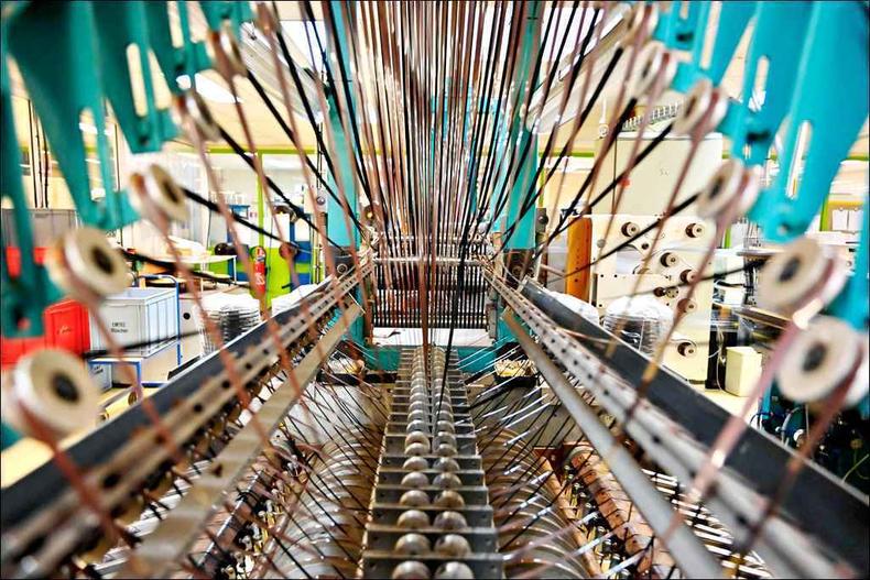A linha de produção de fitas K-7 da Mulann, que destinou cinco de seus 40 funcionários para a produção desse formato (abaixo)(foto: Fotos CHARLY TRIBALLEAU/AFP) A linha de produção de fitas K-7 da Mulann, que destinou cinco de seus 40 funcionários para a produção desse formato (abaixo)(foto: Fotos CHARLY TRIBALLEAU/AFP)