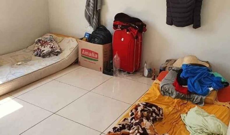 Quarto improvisado com colches no cho