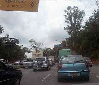 O trsnito tambm  lento na Avenida Catalo(foto: Luana Cruz/EM/D.A.Press)