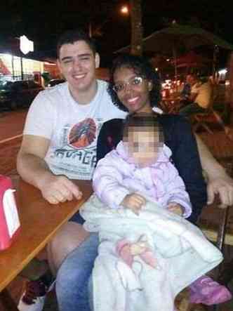 Jamille ao lado do marido, que  branco e mora em So Paulo, e a filha no colo (foto: Reproduo da internet/Facebook)