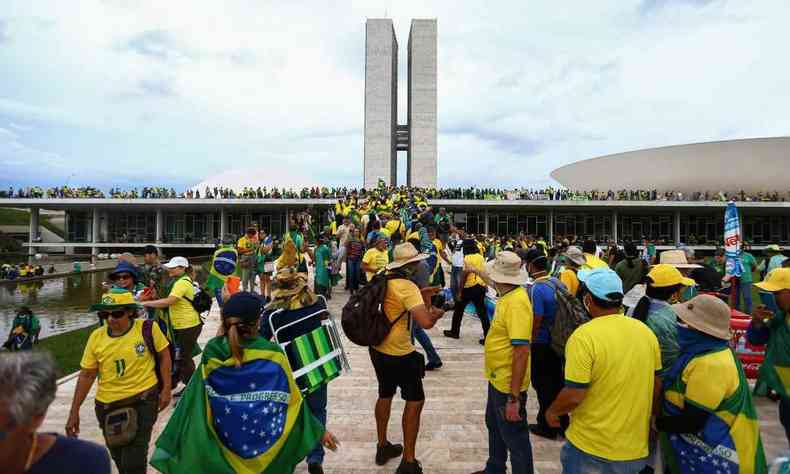 Invaso as sedes dos trs Poderes