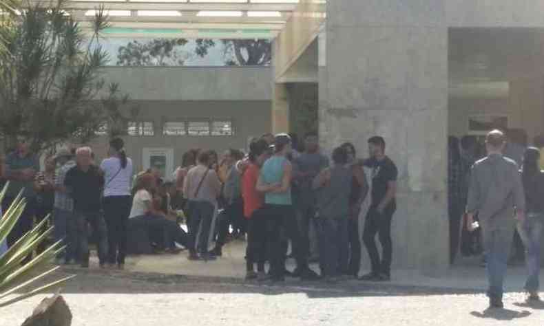 Dezenas de pessoas se despediram da secretria (foto: Paulo Filgueiras/EM/D.A.Press)