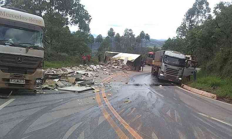 Caminhoneiro sofreu ferimentos leves(foto: Polcia Militar Rodoviria/Divulgao)