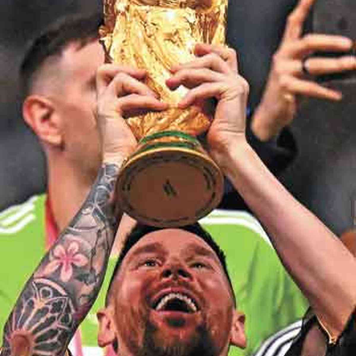 Lionel Messi levanta a taça de campeão do mundo no seu último Mundial