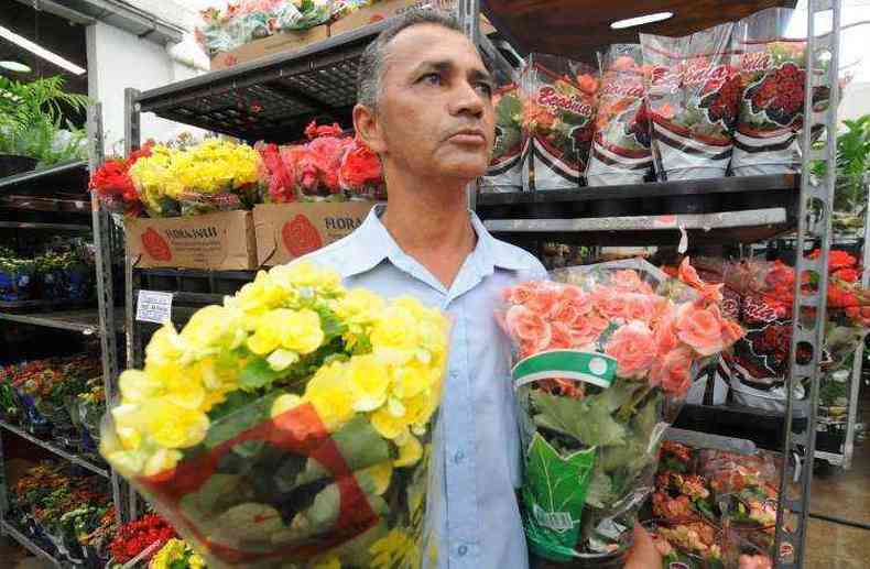 Carlos Geraldo s quer autorizao para vender as suas flores na Regio Leste(foto: Beto Novaes/EM/D.A Press)