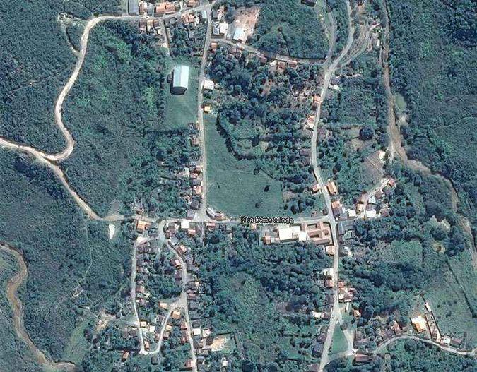 Imagem de satélite mostra Bento Rodrigues antes da tragédia. Igreja de São Bento ficava na praça no canto inferior direito(foto: Google) Imagem de satélite mostra Bento Rodrigues antes da tragédia. Igreja de São Bento ficava na praça no canto inferior direito(foto: Google)