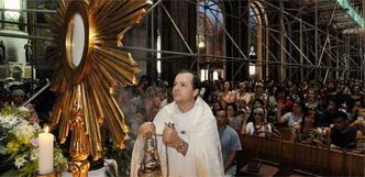 Na Igreja So Jos, no Centro de BH, o padre Paulo Srgio Carrara preside missa lotada mesmo durante a semana: ele percebe que templo tem cada dia mais fiis(foto: MARIA TEREZA CORREIA/EM/D.A PRESS)