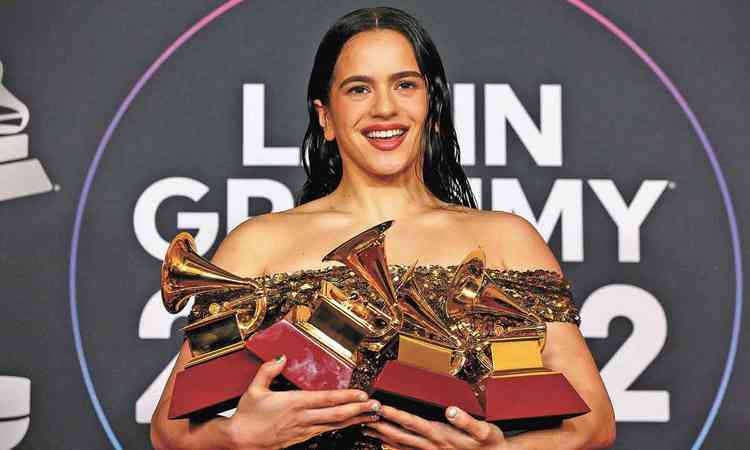 Cantora e compositora espanhola Rosala segura vrias estatuetas do prmio Grammy