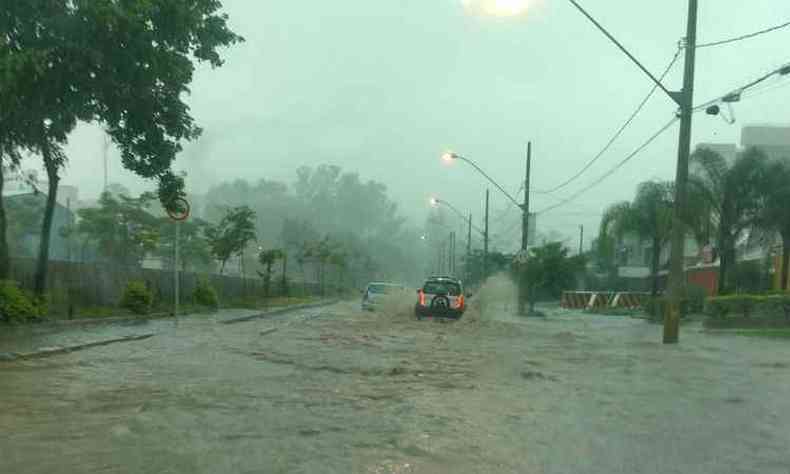 Inundao na Avenida Tancredo Neves, na Regio da Pampulha(foto: Ramon Lisboa/EM/D.A.Press)
