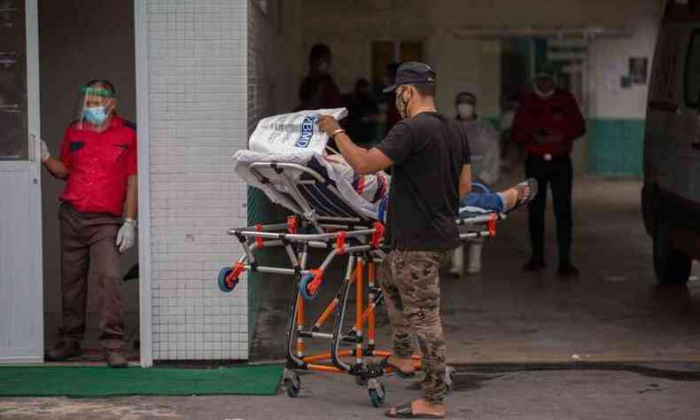 'Voc v o paciente morrendo na sua frente e no pode fazer nada', relata mdica em Manaus(foto: Michael Dantas/AFP)