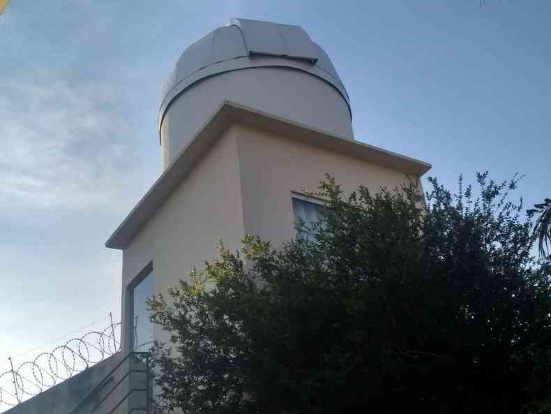 Gilberto Dumont, pai de Nicolas, dirige o Observatório de Astronomia de Patos de Minas. O telescópio já registrou imagens da lua, das manchas solares e dos planetas vizinhos.