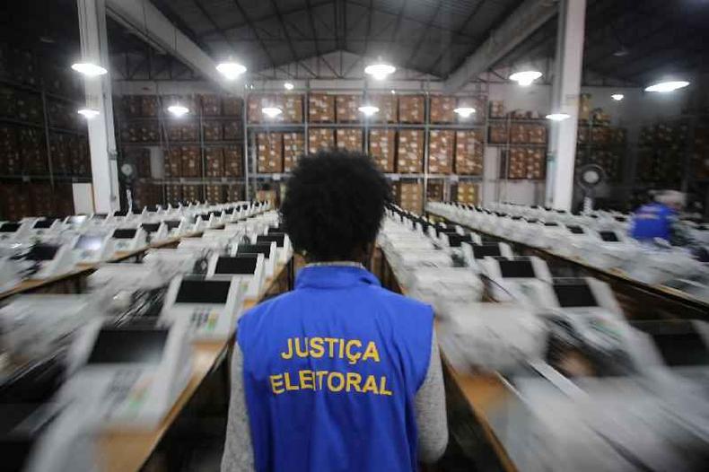 Influencer argentino levantou dúvidas sobre urnas eletrônicas que foram desmentidas pela justiça eleitoral brasileira(foto: Reuters) Urnas eletrônicas