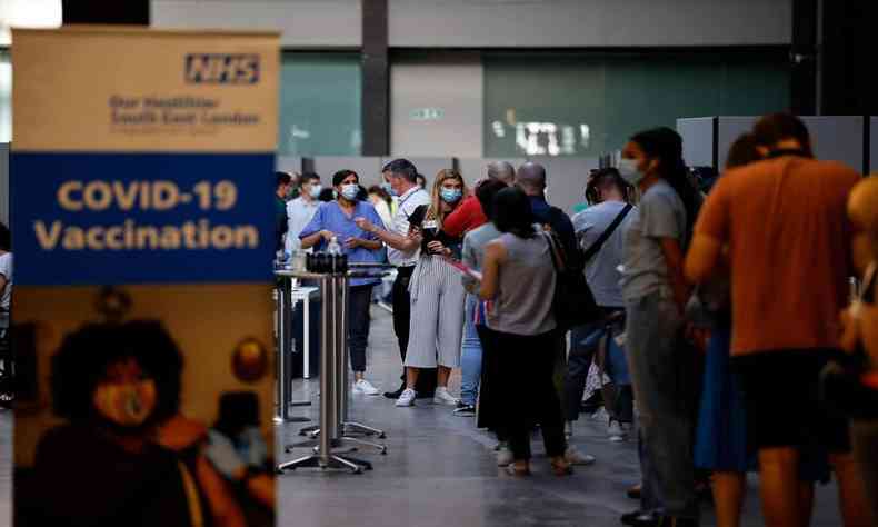 Populao faz fila para se vacinar contra a COVID-19, em Londres(foto: AFP / Tolga Akmen)