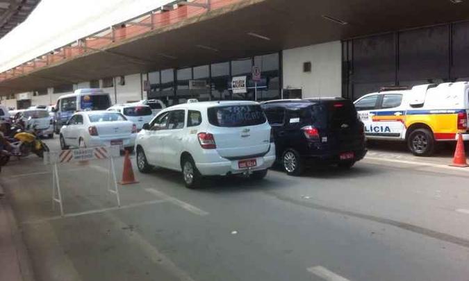 Houve lentidão na pista de embarque e desembarque com aglomeração de taxistas e viaturas(foto: Paulo Henrique Lobato/EM/D.A PRESS) Houve lentidão na pista de embarque e desembarque com aglomeração de taxistas e viaturas(foto: Paulo Henrique Lobato/EM/D.A PRESS)