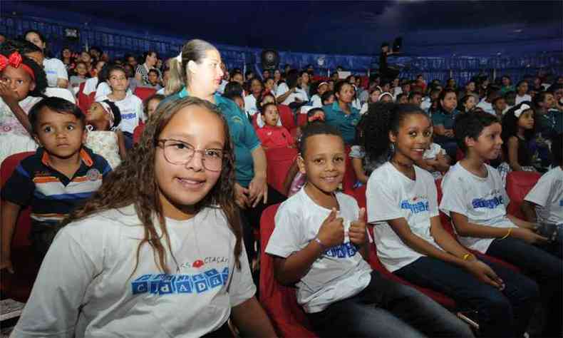 Lysa Gabrielle (E) no escondia a ansiedade para ver as mgicas, enquanto Saymon, ao lado dela e pela primeira vez sob a lona, era s alegria(foto: Leandro Couri/EM/D.A Press)