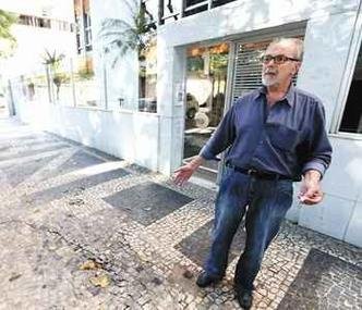 Roberto Simes mostra calada com afundamento na Prudente de Morais aps obra malfeita, que no impedir inundaes(foto: JOO MIRANDA/EM/D.A PRESS)