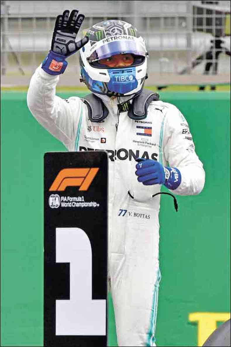 Bottas conseguiu a pole por diferena de seis milsimos de segundo do companheiro de equipe, Lewis Hamilton(foto: AFP)
