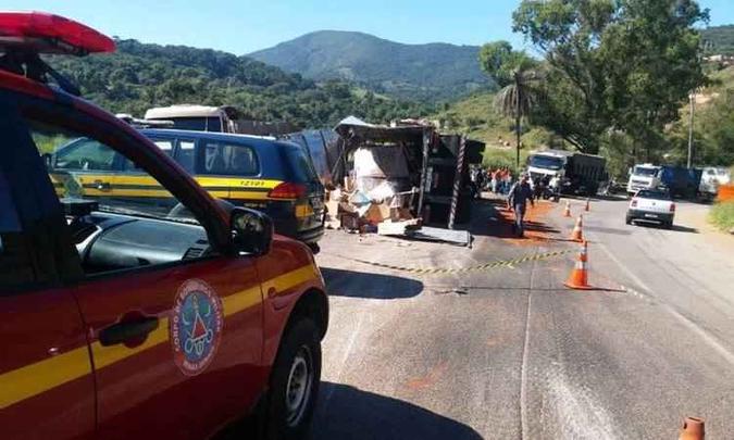 Acidente entre três carretas em Caeté, na Grande BH, provocou outra morte em 12 horas na BR-381. Condutor de um dos veículos pesados morreu na manhã de sexta-feira na rodovia(foto: Corpo de Bombeiros/Divulgação) Acidente entre três carretas em Caeté, na Grande BH, provocou outra morte em 12 horas na BR-381. Condutor de um dos veículos pesados morreu na manhã de sexta-feira na rodovia(foto: Corpo de Bombeiros/Divulgação)