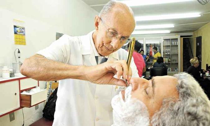 'Quero chegar pelo menos at os 95 anos', diz Jos de Almeida Dias. Agora ele trabalha 'apenas' sete horas por dia, a partir das 8h, por recomendao mdica e insistncia da famlia(foto: Cristina Horta/EM/D.A Press)