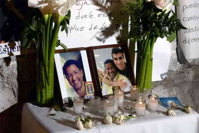 Velas, flores e fotos colocadas do lado de fora do hospital onde Francisco Flores foi declarado morto. (foto: AFP PHOTO / Marvin RECINOS)
