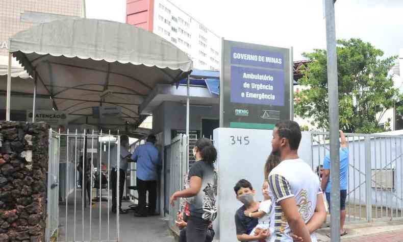 Pacientes na frente da entrada do Hospital Infantil João Paulo II, no Centro de Belo Horizonte
