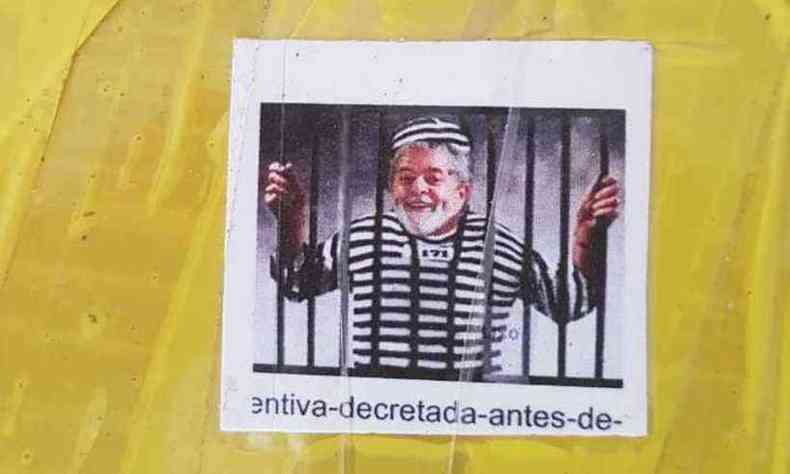 Foto impressa com montagem de Lula preso estava em 67 tabletes de maconha apreendidos(foto: Reproduo/Redes Sociais)