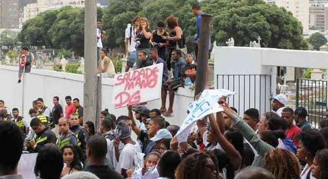 Manifestantes fazem protesto em frente a cemitrio onde danarino foi enterrado(foto: JC Pereira / AgNews)