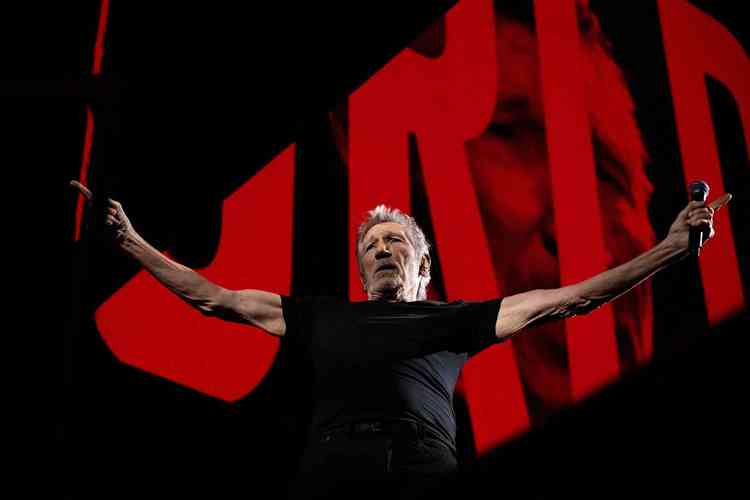 Roger Waters com os braos abertos 
