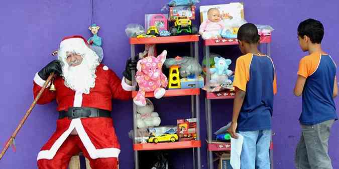 Angstia toma conta do Papai Noel ao ver vazio o cmodo reservado para guardar os presentes (foto: Beto Novaes/EM/D.A Press)