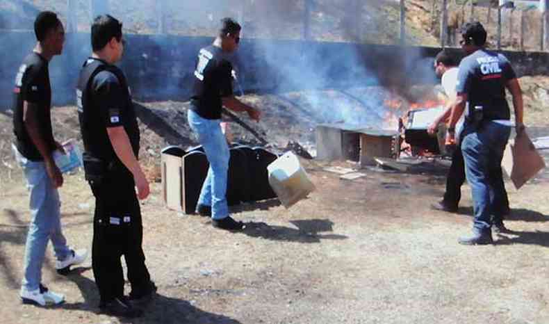 As máquinas apreendidas foram destruídas e queimadas no pátio da polícia em Santa Luzia(foto: Reprodução Paulo Filgueiras/EM DA Press)