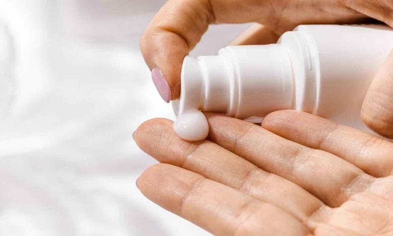 O uso de protetor solar e a limpeza diária da pele são cuidados recomendáveis(foto: Pixabay) mulher usa produto para pele