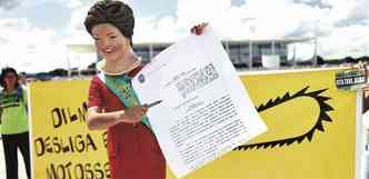 Ator vestido de Dilma simulou a assinatura do veto ao projeto (foto: Ueslei Marcelino/Reuters)