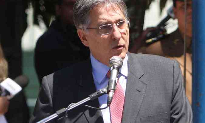 Em Minas, o governador Fernando Pimentel (PT) exonerou mais de 50 funcionrios de confiana
